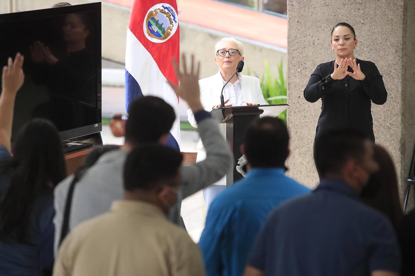 Un grupo de personas de pie
Descripción generada automáticamente con confianza media